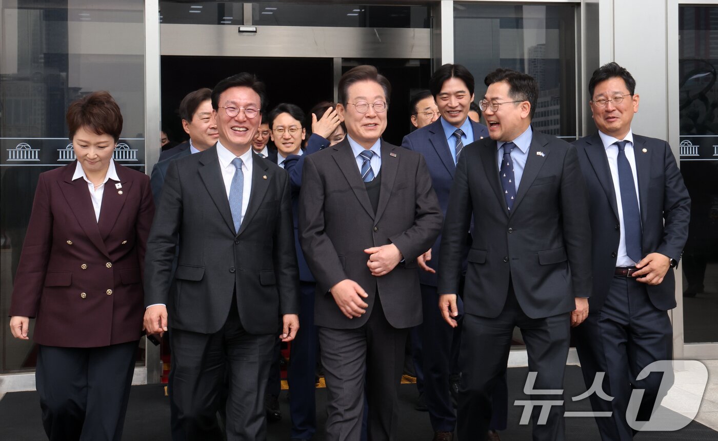 본문 이미지 - 이재명 더불어민주당 대표가 9일 오전 서울 여의도 국회에서 대선 출마를 위한 대표직 사퇴 후 박찬대 원내대표, 최고위원 등과 기념 촬영을 마친 뒤 이동하고 있다. &#40;공동취재&#41; 2025.4.9/뉴스1 ⓒ News1 안은나 기자