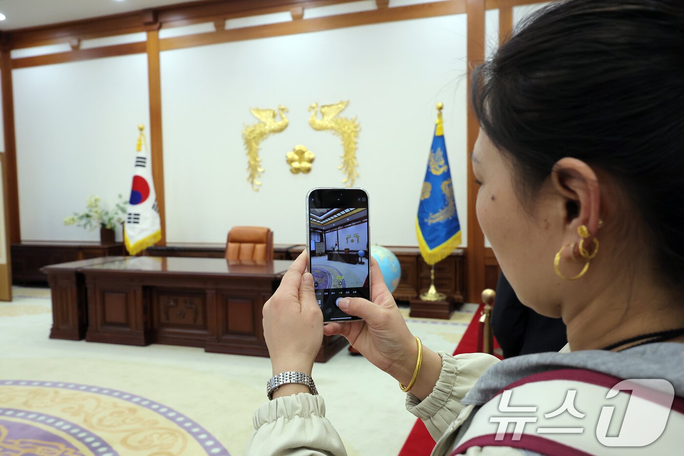 본문 이미지 - 청와대 개방 3주년을 한 달여 앞둔 9일 서울 종로구 청와대를 찾은 관람객들이 본관 곳곳을 관람하고 있다. 2025.4.9/뉴스1 ⓒ News1 박정호 기자