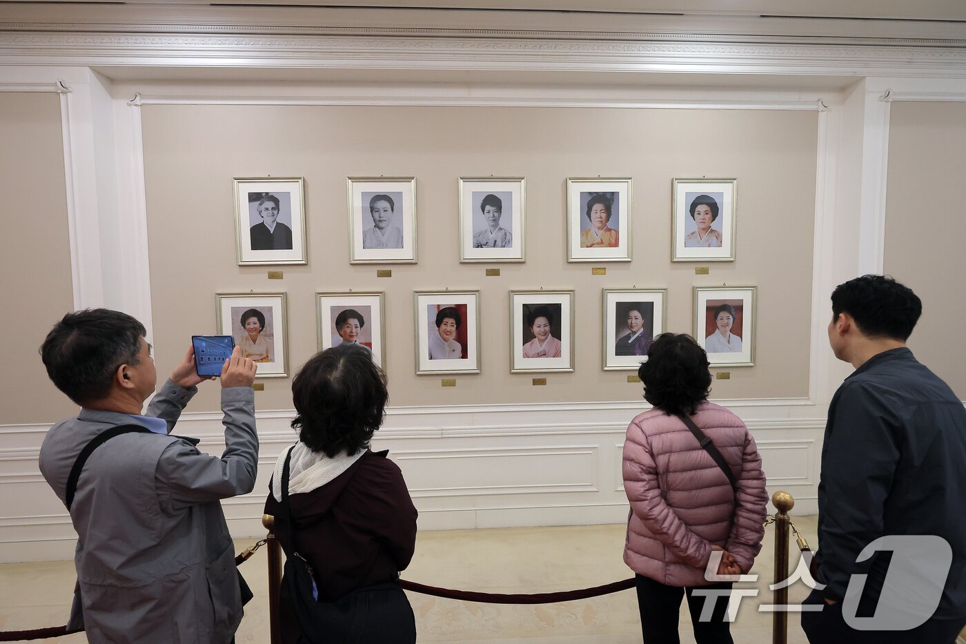 본문 이미지 - 청와대 개방 3주년을 한 달여 앞둔 9일 서울 종로구 청와대를 찾은 관람객들이 본관 곳곳을 관람하고 있다.2025.4.9/뉴스1 ⓒ News1 박정호 기자