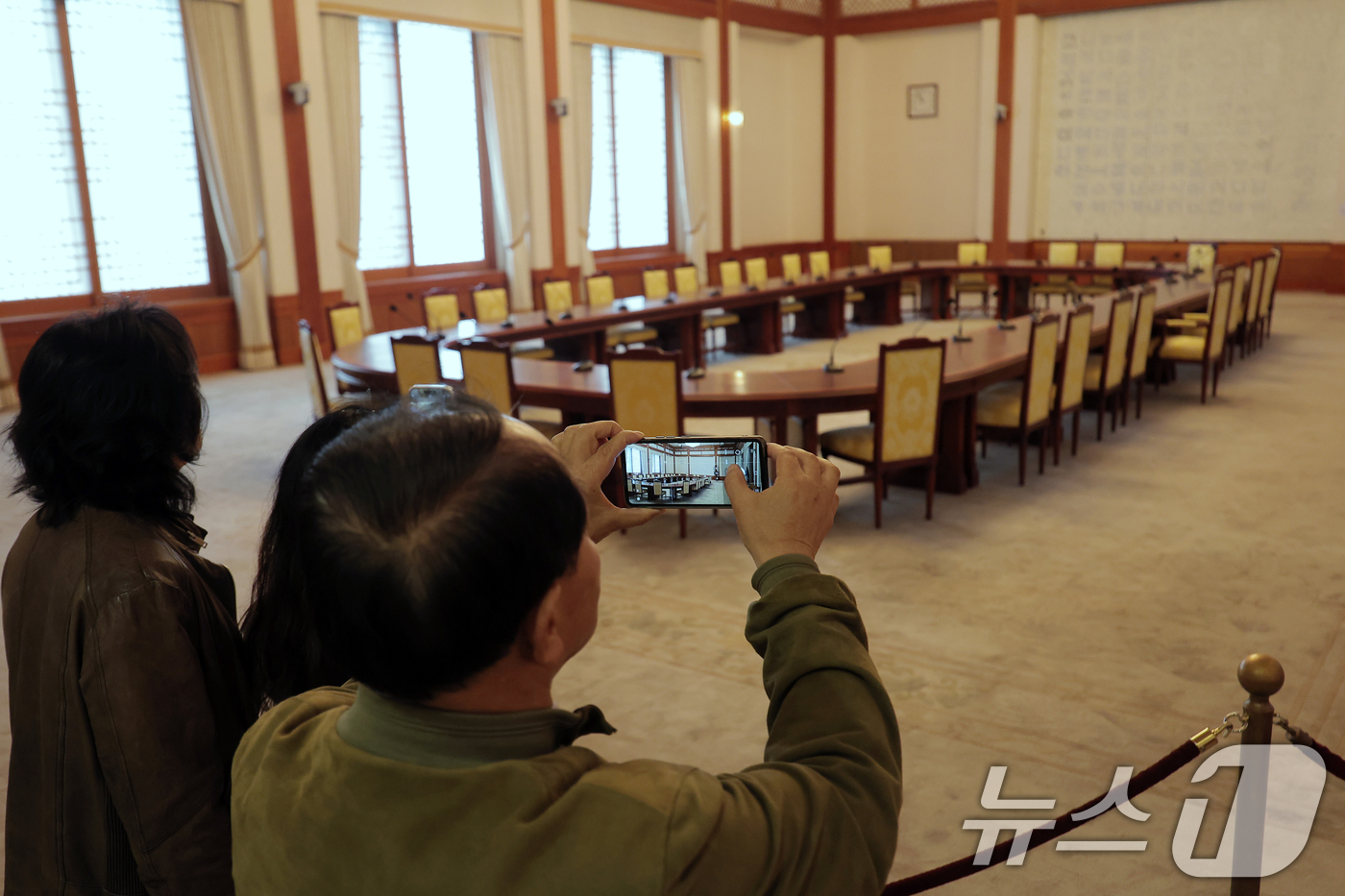 (서울=뉴스1) 박정호 기자 = 청와대 개방 3주년을 한 달여 앞둔 9일 서울 종로구 청와대를 찾은 관람객들이 본관 곳곳을 관람하고 있다.청와대 일반 개방 후 관람객은 700만 명 …