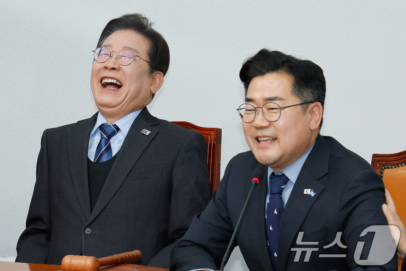 (서울=뉴스1) 안은나 기자 = 이재명 더불어민주당 대표가 9일 오전 서울 여의도 국회에서 열린 마지막 최고위원회의에서 박찬대 원내대표 마무리 발언에 활짝 웃고 있다. 2025.4 …