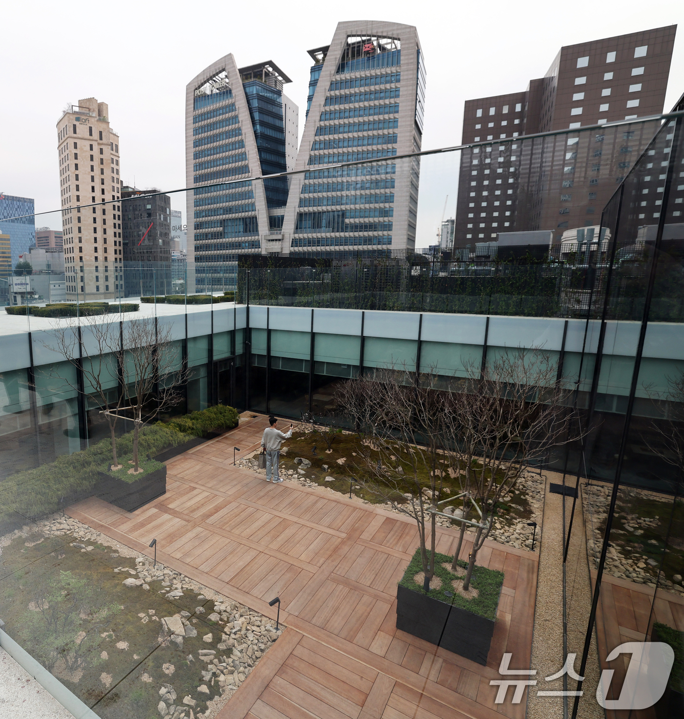 (서울=뉴스1) 오대일 기자 = 신세계백화점이 옛 제일은행 본점을 매입해 10년간 쇼핑과 문화의 복합 공간으로 공들여 단장한 '더 헤리티지'가 9일 개관했다. 더 헤리티지로 새롭게 …