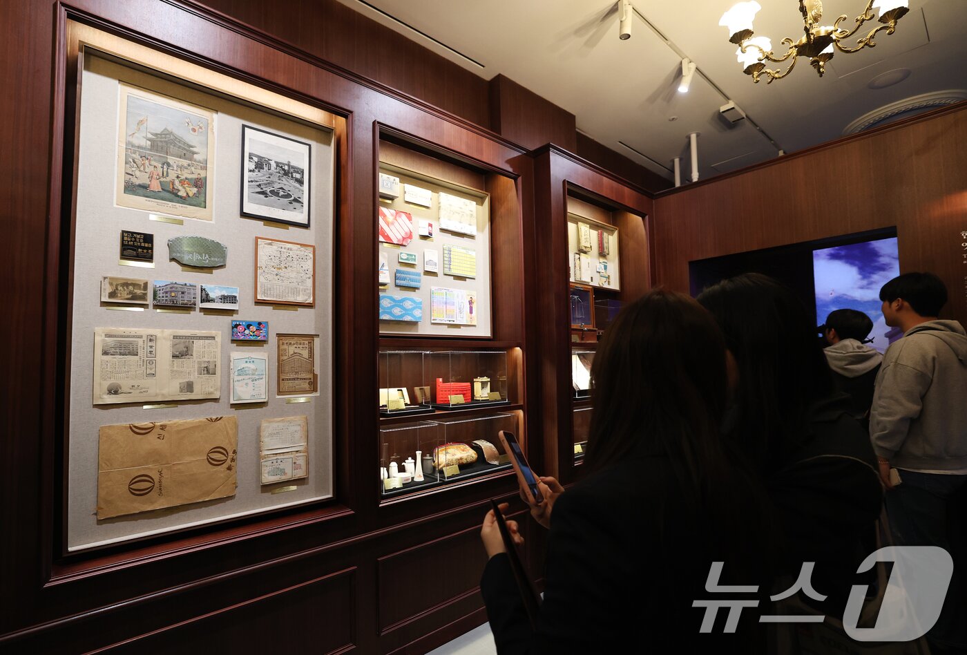 본문 이미지 -  9일 오전 신세계 더 헤리티지를 찾은 방문객들이 역사관을 둘러보는 모습. 2025.4.9/뉴스1 ⓒ News1 오대일 기자