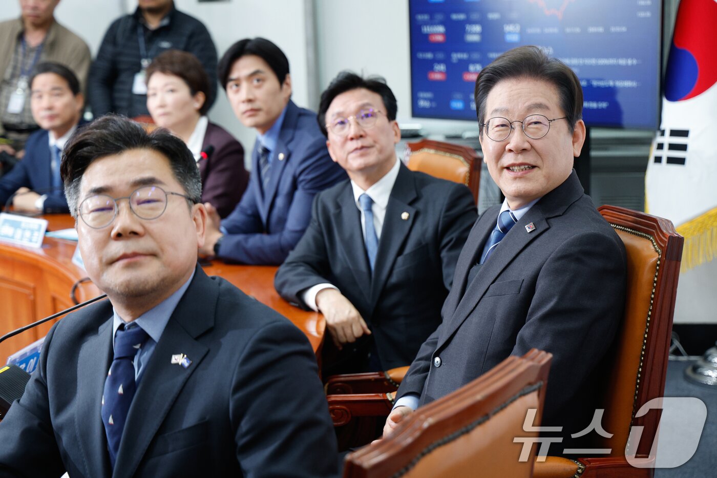 본문 이미지 - 이재명 더불어민주당 대표가 9일 오전 서울 여의도 국회에서 열린 최고위원회의에서 대통령 고유 권한을 행사하려면 여야 합의 조건이 갖춰져야 한다고 발언한 한덕수 대통령 권한대행의 대국민담화 영상을 보고 있다. 2025.4.9/뉴스1 ⓒ News1 안은나 기자