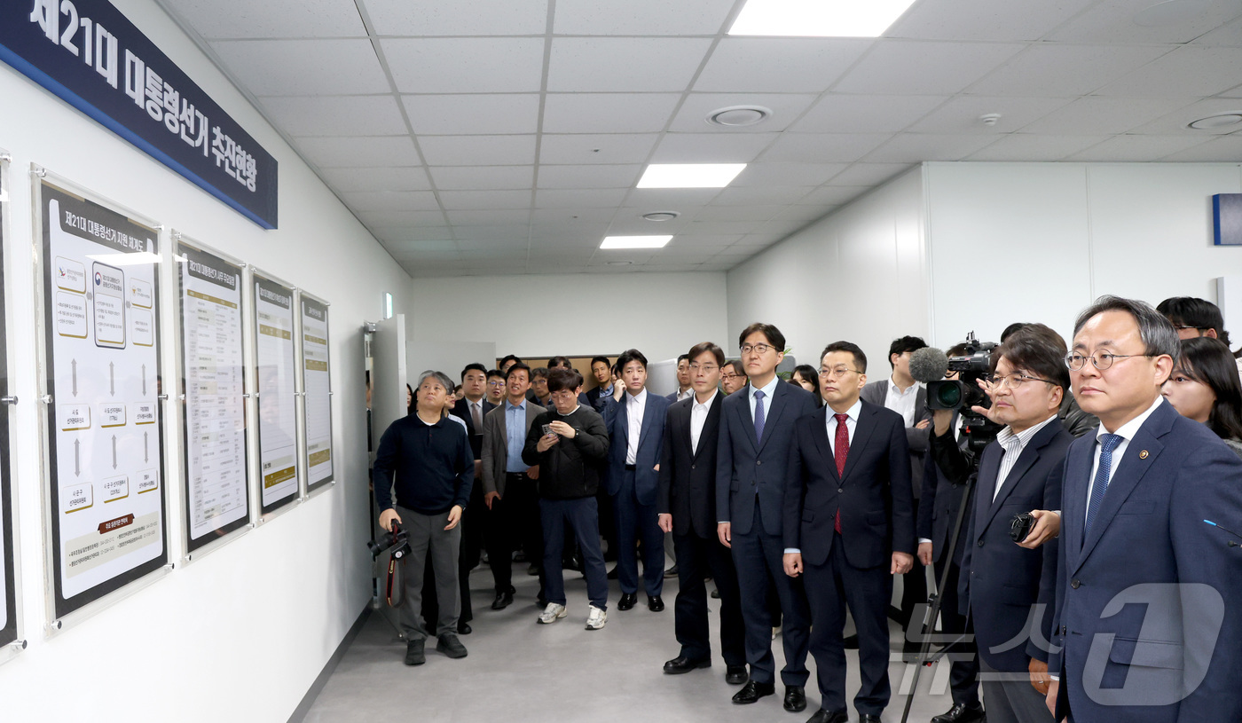 (세종=뉴스1) 김기남 기자 = 고기동 행정안전부 장관 직무대행이 9일 세종시 정부세종청사에서 6월 3일 치루어지는 제21대 대통령선거 '공명선거지원 상황실' 개소식에 참석하여 5 …