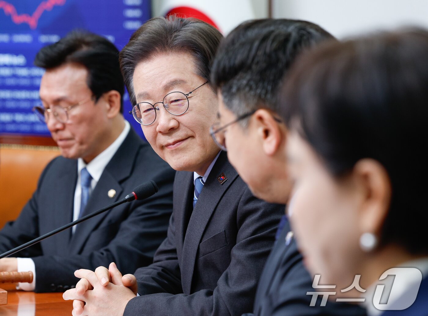 본문 이미지 - 이재명 더불어민주당 대표가 9일 오전 서울 여의도 국회에서 열린 최고위원회의에서 김병주 최고위원 발언을 들으며 미소짓고 있다. ⓒ News1 안은나 기자