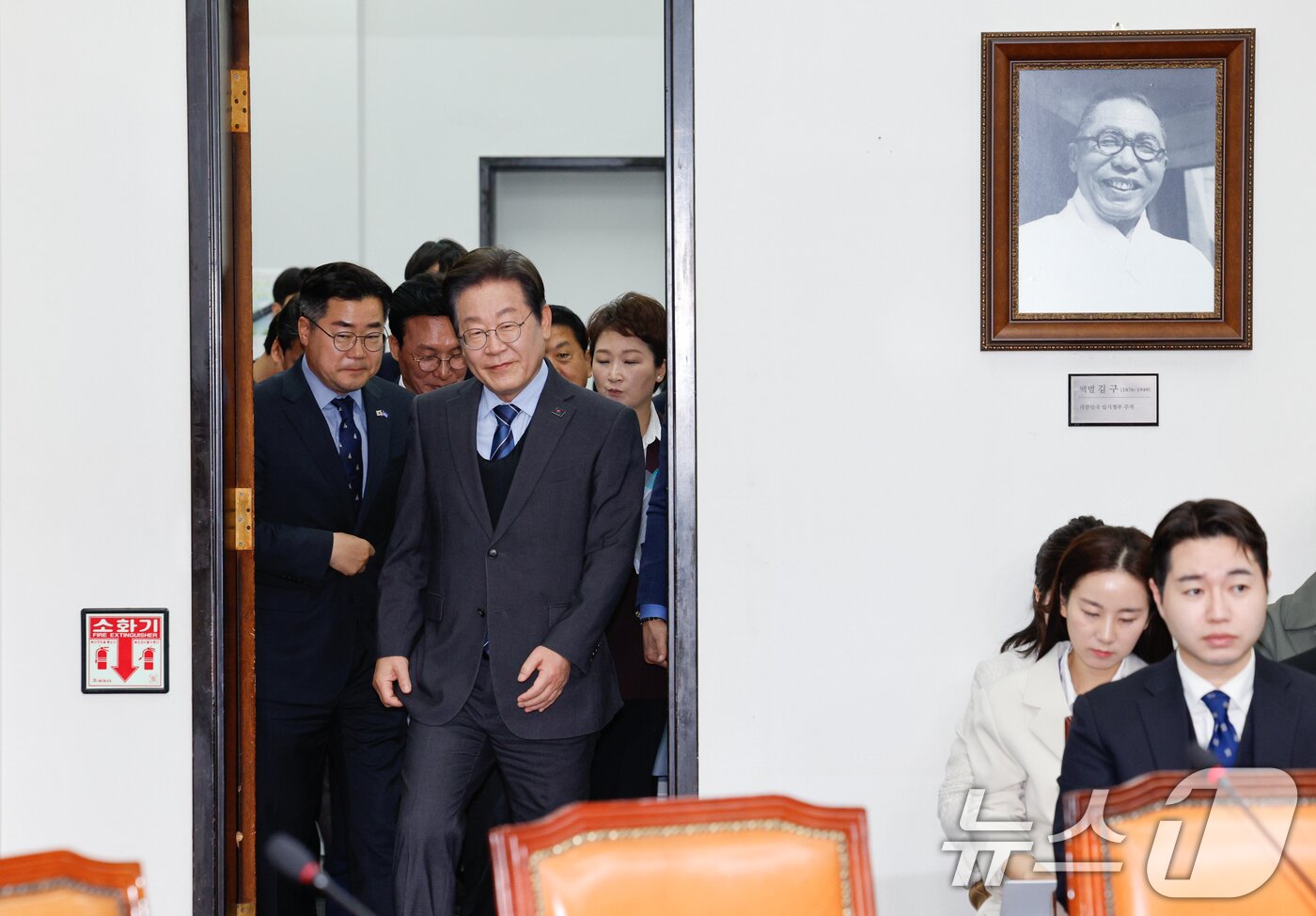 본문 이미지 - 이재명 더불어민주당 대표, 박찬대 원내대표와 최고위원들이 9일 오전 서울 여의도 국회에서 열린 최고위원회의에 입장하고 있다. ⓒ News1 안은나 기자