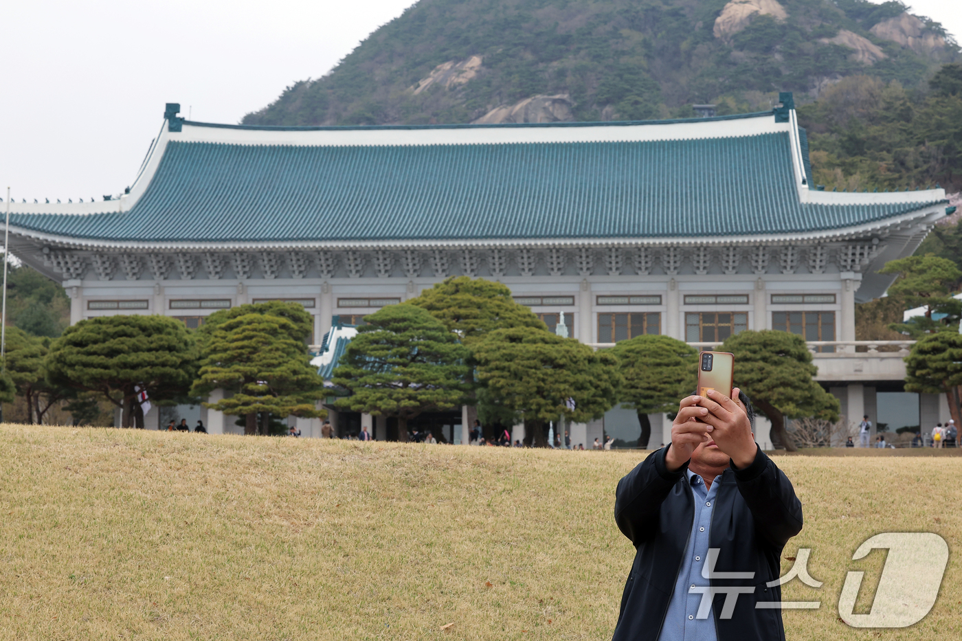 (서울=뉴스1) 박정호 기자 = 청와대 개방 3주년을 한 달여 앞둔 9일 서울 종로구 청와대를 찾은 외국인 관람객이 본관을 배경으로 기념 셀카를 찍고 있다.청와대 일반 개방 후 관 …