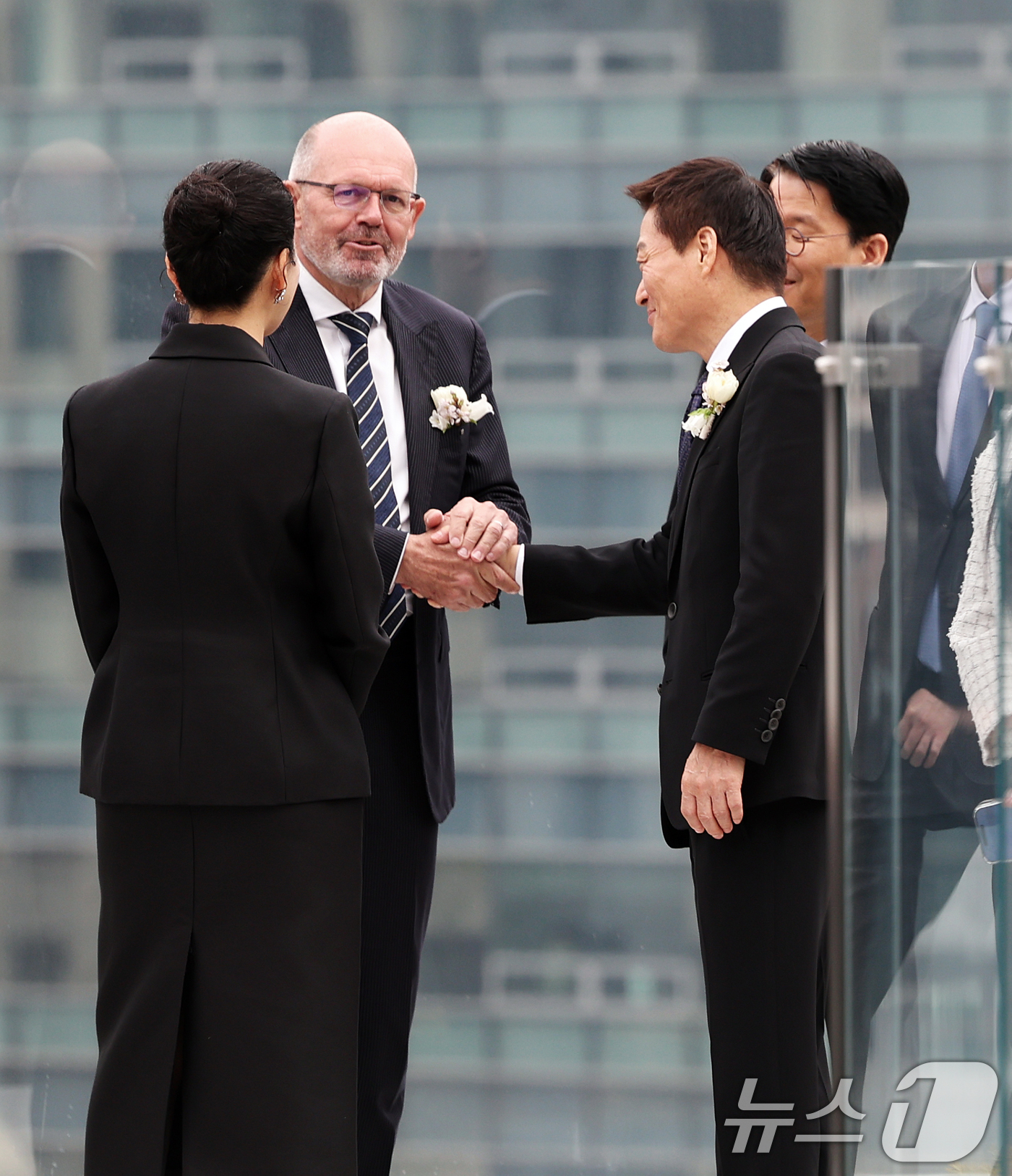 (서울=뉴스1) 오대일 기자 = 박주형 신세계백화점 대표와 클라우스 올데거 샤넬코리아 대표가 신세계백화점 본점 '더 헤리티지'가 개관한 9일 오전 '더 헤리티지' 옥상 공간을 둘러 …