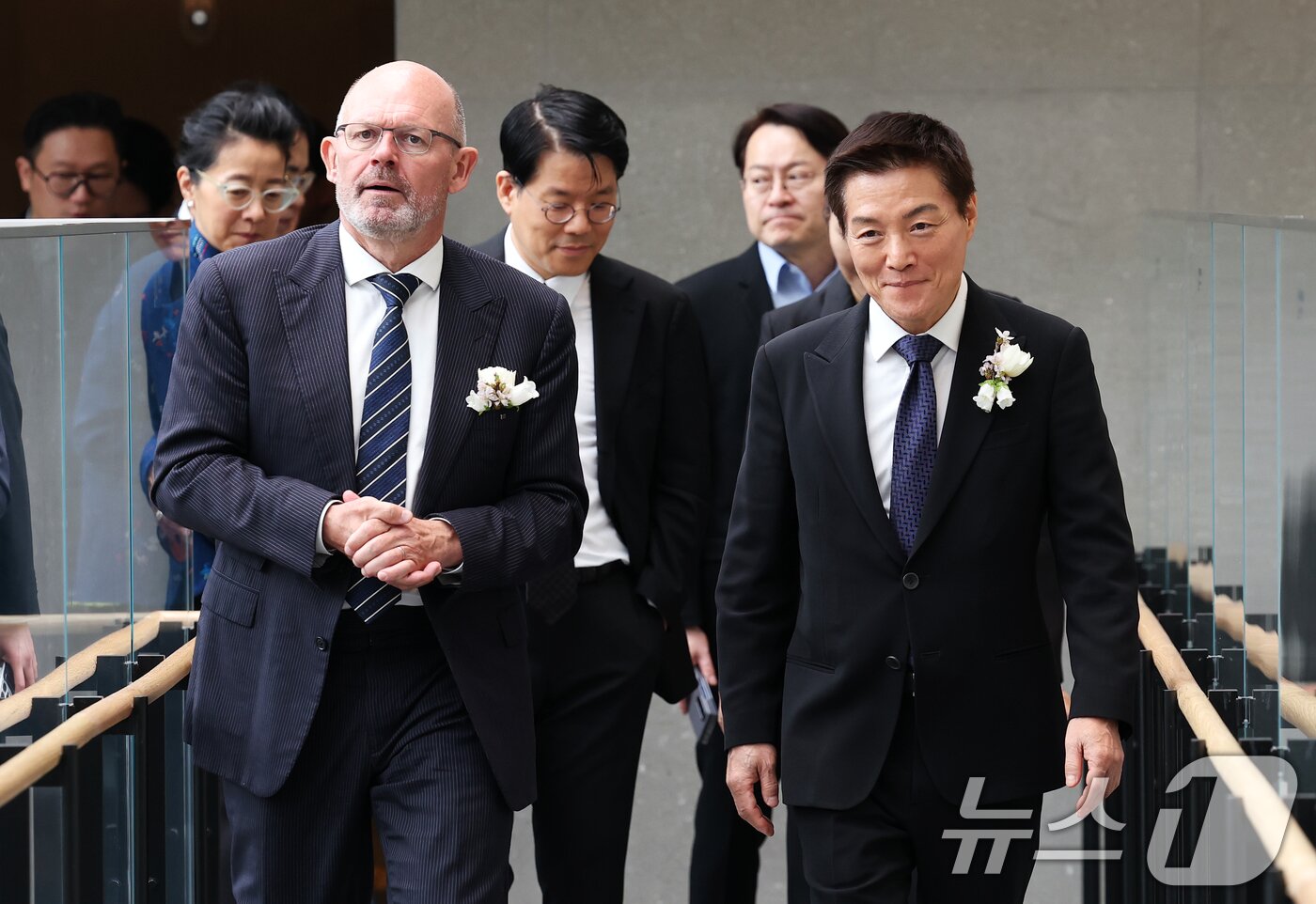 본문 이미지 - 박주형 신세계백화점 대표와 클라우스 올데거 샤넬코리아 대표가 신세계백화점 본점 &#39;더 헤리티지&#39;가 개관한 9일 오전 &#39;더 헤리티지&#39; 내부를 둘러보며 이동하고 있다. 2025.4.9/뉴스1 ⓒ News1 오대일 기자