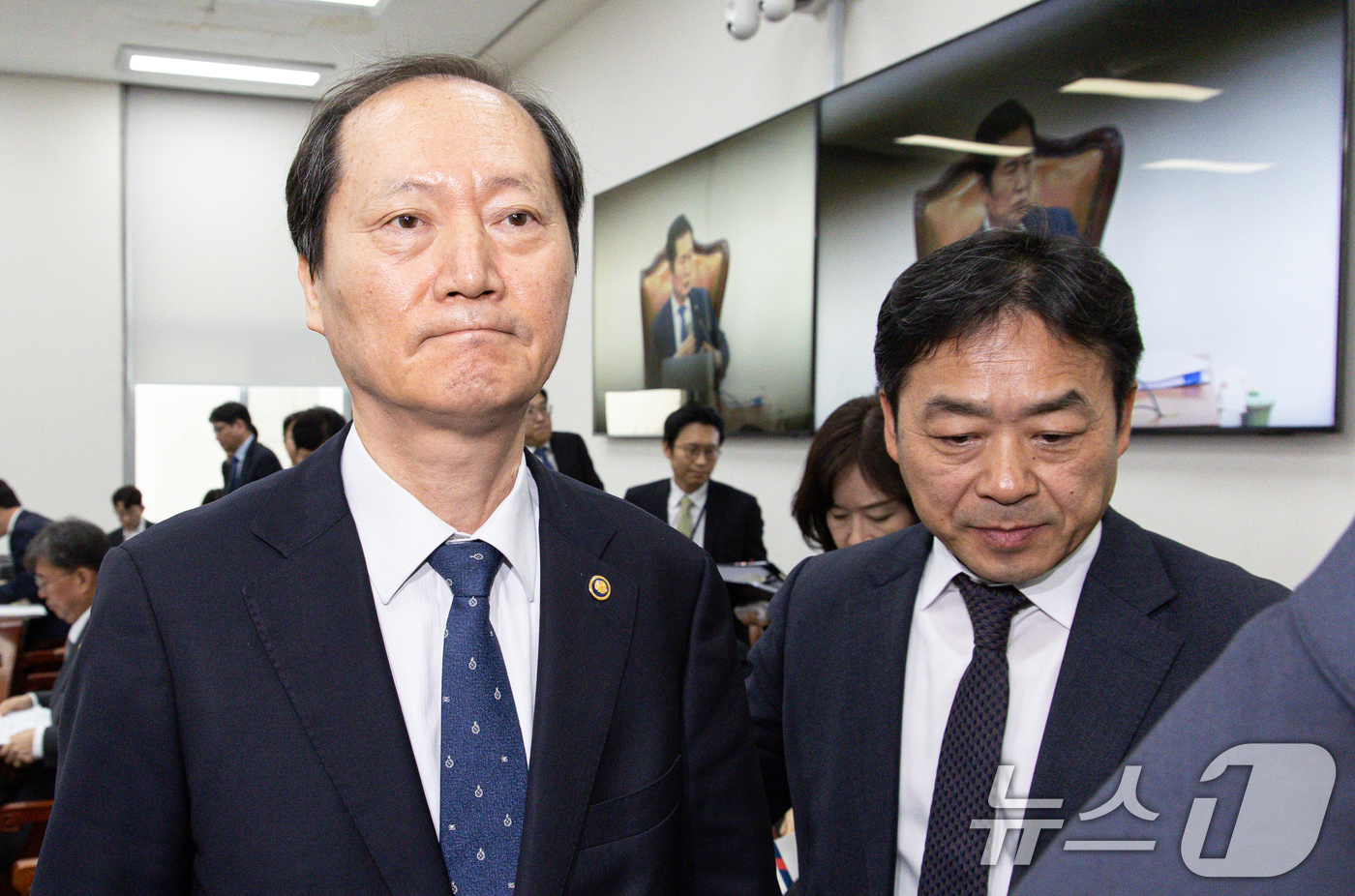 (서울=뉴스1) 이재명 기자 = 헌법재판관 후보자로 지명된 이완규 법제처장이 9일 오전 서울 여의도 국회에서 열린 제424회 국회(임시회) 법제사법위원회 제1차 전체회의가 정회되자 …