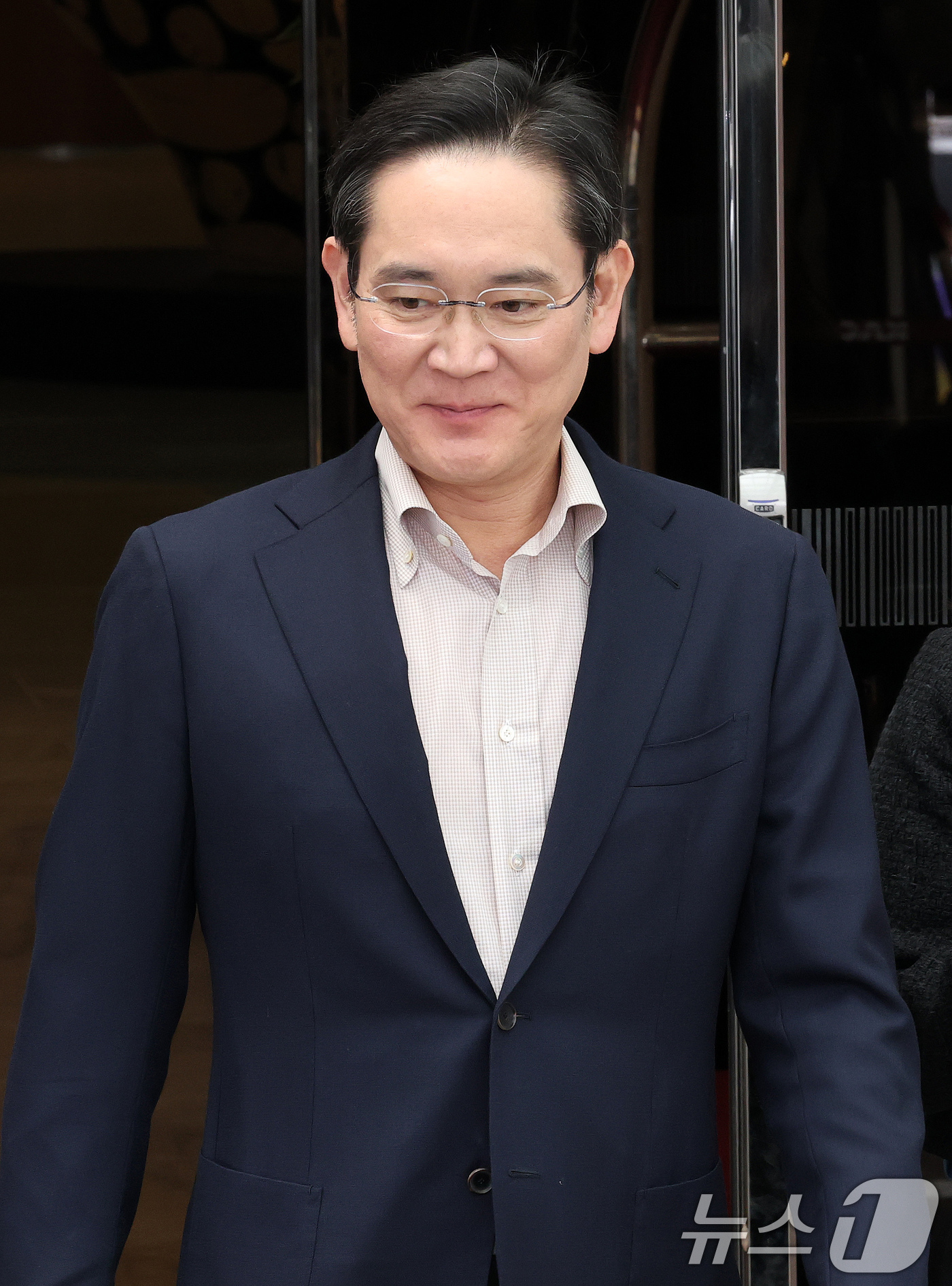 (김포공항=뉴스1) 박세연 기자 = 이재용 삼성전자 회장이 9일 일본 출장을 마치고 서울 강서구 서울김포비즈니스항공센터(SCBAC)로 귀국하고 있다. 2025.4.9/뉴스1