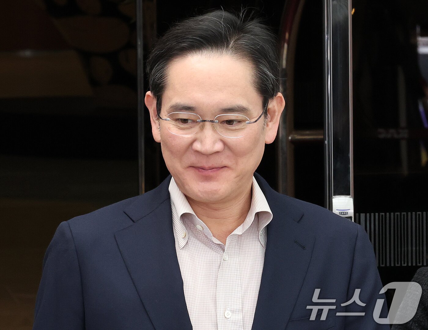 본문 이미지 - 이재용 삼성전자 회장이 9일 일본 출장을 마치고 서울 강서구 서울김포비즈니스항공센터&#40;SCBAC&#41;로 귀국하고 있다. 2025.4.9/뉴스1 ⓒ News1 박세연 기자