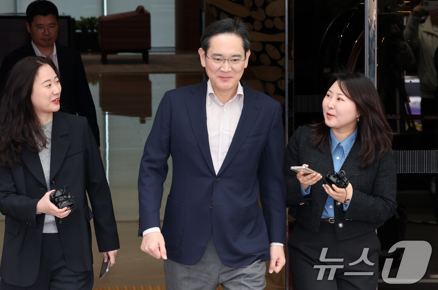 (김포공항=뉴스1) 박세연 기자 = 이재용 삼성전자 회장이 9일 일본 출장을 마치고 서울 강서구 서울김포비즈니스항공센터(SCBAC)로 귀국하고 있다. 2025.4.9/뉴스1