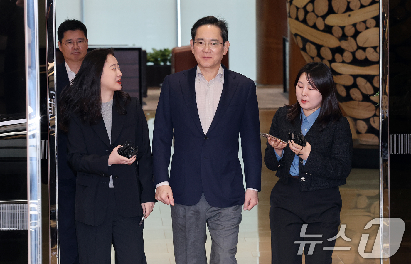 (김포공항=뉴스1) 박세연 기자 = 이재용 삼성전자 회장이 9일 일본 출장을 마치고 서울 강서구 서울김포비즈니스항공센터(SCBAC)로 귀국하고 있다. 2025.4.9/뉴스1