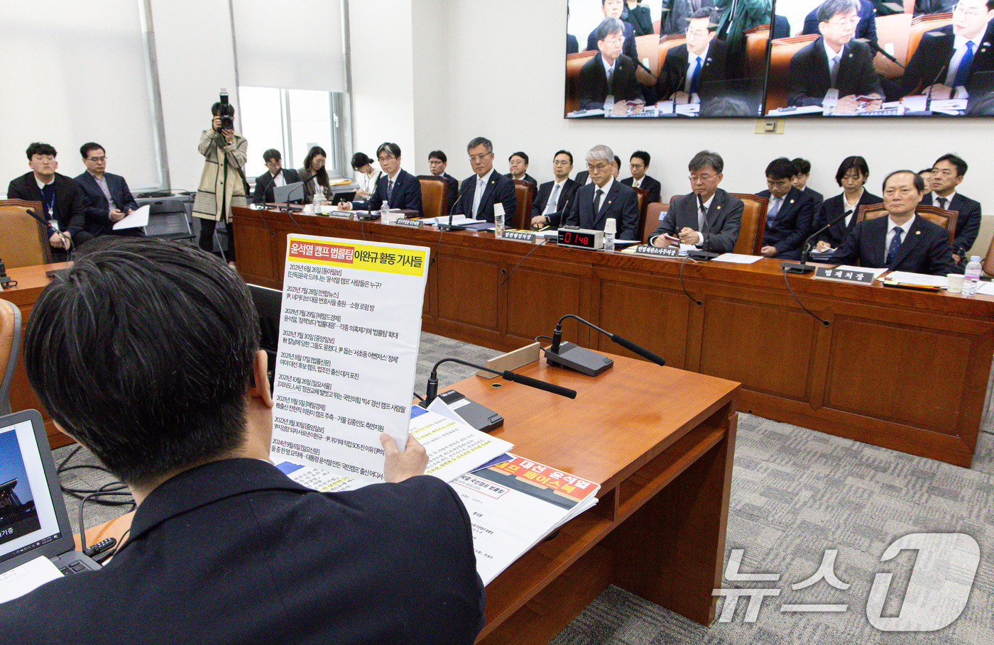 (서울=뉴스1) 이재명 기자 = 헌법재판관 후보자로 지명된 이완규 법제처장을 비롯한 국무위원들이 9일 오전 서울 여의도 국회에서 열린 제424회 국회(임시회) 법제사법위원회 제1차 …