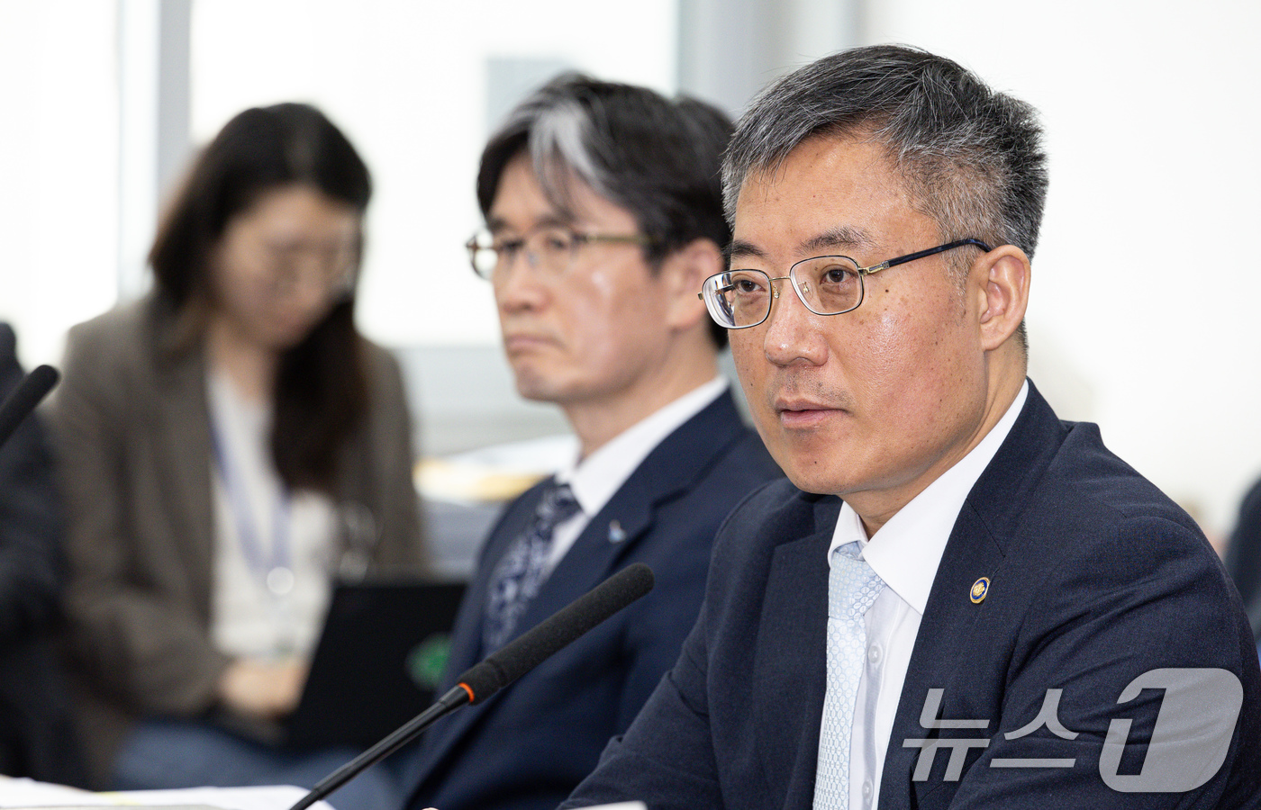 (서울=뉴스1) 이재명 기자 = 김석우 법무부 장관 직무대행이 9일 오전 서울 여의도 국회에서 열린 제424회 국회(임시회) 법제사법위원회 제1차 전체회의에서 의원 질의에 답변하고 …