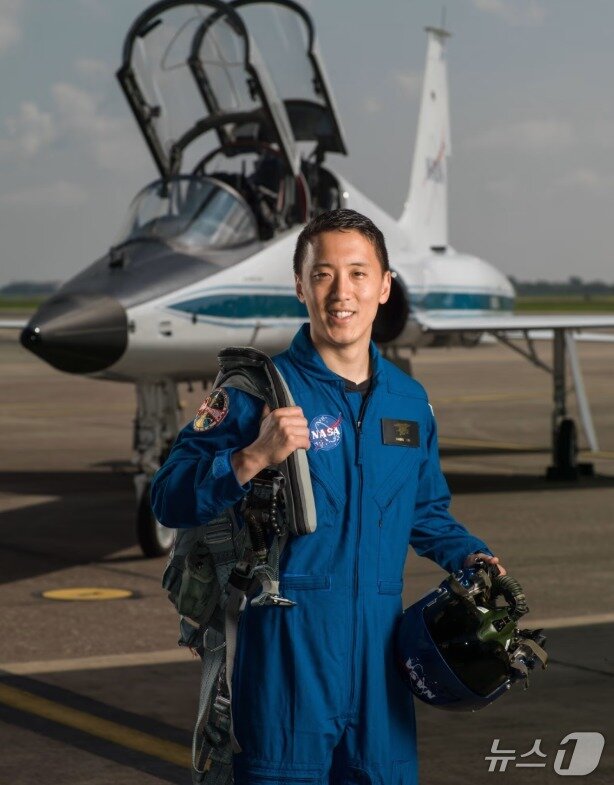 본문 이미지 - 우주인 훈련을 받고 있는 김씨 - NASA 배포