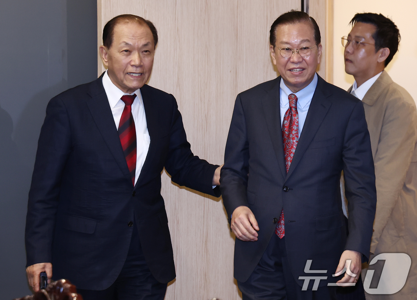 (서울=뉴스1) 김민지 기자 = 권영세 국민의힘 비상대책위원장(오른쪽)과 황우여 대선 경선 선거관리위원장이 9일 서울 여의도 한 식당에서 열린 상임고문단 회의에 참석하고 있다. 2 …