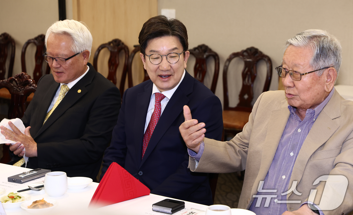 (서울=뉴스1) 김민지 기자 = 권성동 국민의힘 원내대표가 9일 서울 여의도 한 식당에서 열린 상임고문단 회의에서 유흥수 고문과 대화하고 있다. 2025.4.9/뉴스1