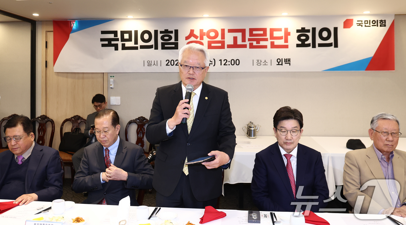 (서울=뉴스1) 김민지 기자 = 정의화 국민의힘 상임고문이 9일 서울 여의도 한 식당에서 열린 상임고문단 회의에서 인사말을 하고 있다.왼쪽 두번째부터 권영세 비대위원장, 정 고문, …