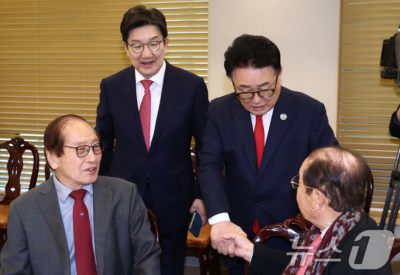 (서울=뉴스1) 김민지 기자 = 권성동 국민의힘 원내대표가 9일 서울 여의도 한 식당에서 열린 상임고문단 회의에서 상임고문들과 대화하고 있다. 2025.4.9/뉴스1