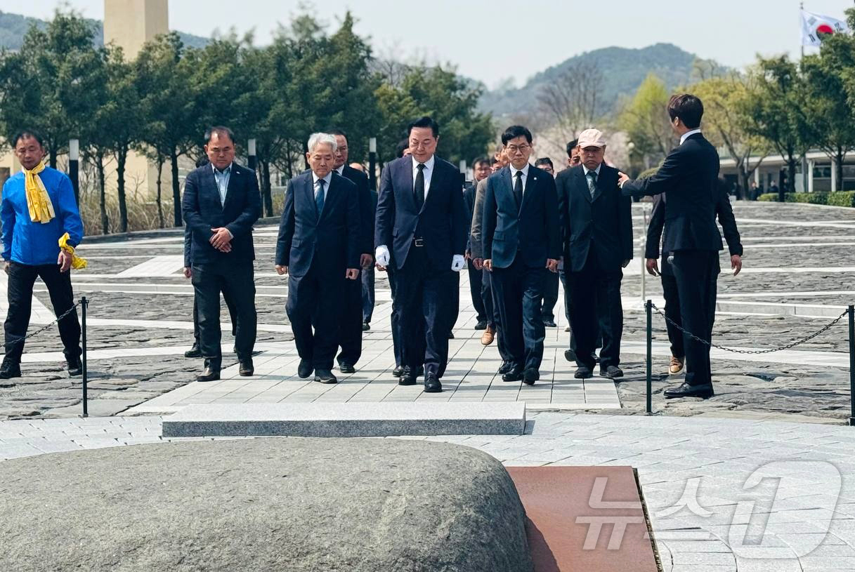 (서울=뉴스1) = 대선 출마를 선언한 김두관 전 의원이 9일 경남 김해시 봉하마을에 위치한 노무현 전 대통령 묘역을 찾아 참배하고 있다. (김두관 캠프 제공, 재판매 및 DB 금 …