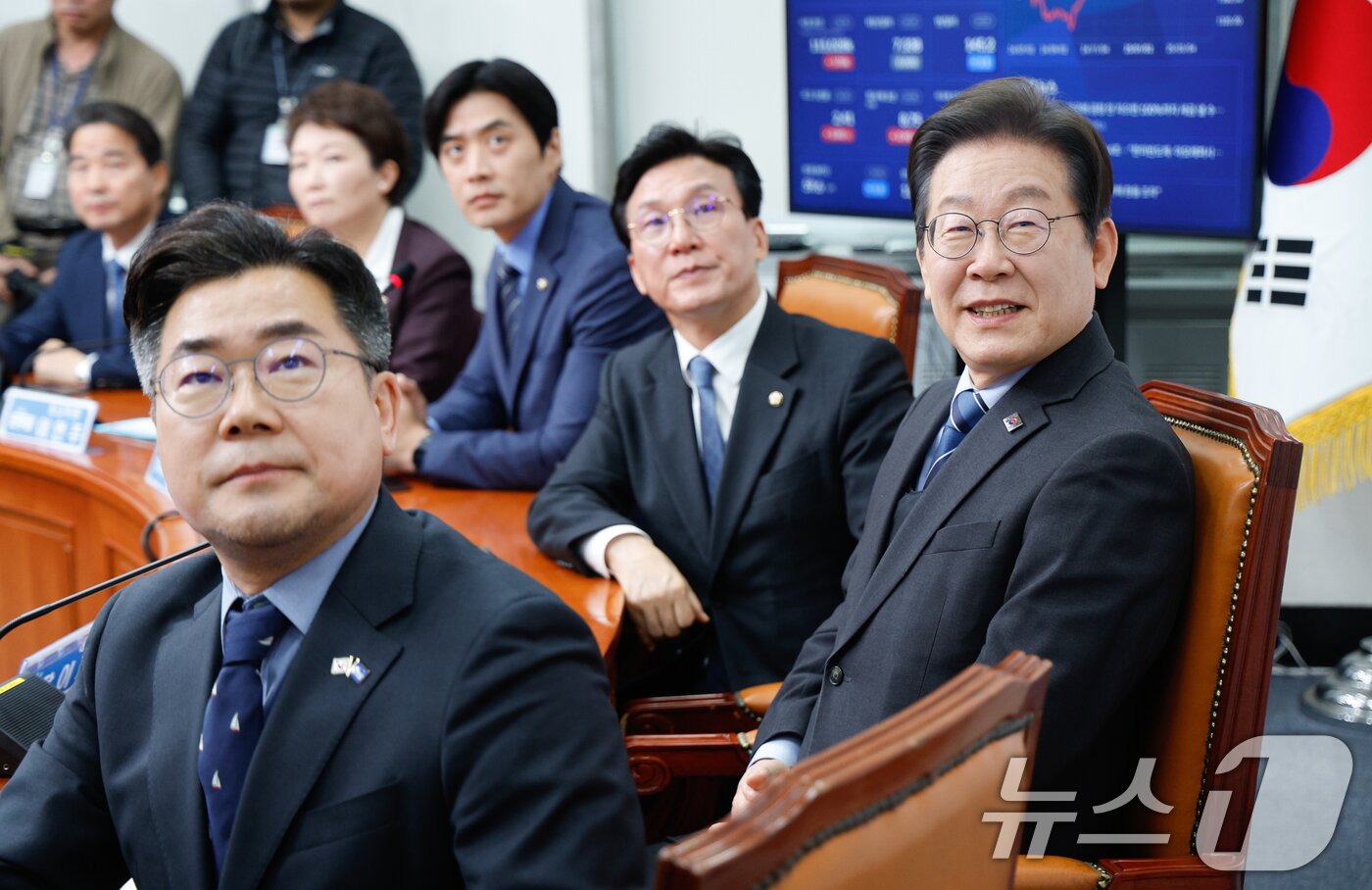 본문 이미지 - 이재명 더불어민주당 대표가 9일 오전 서울 여의도 국회에서 열린 최고위원회의에서 대통령 고유 권한을 행사하려면 여야 합의 조건이 갖춰져야 한다고 발언한 한덕수 대통령 권한대행의 대국민담화 영상을 보고 있다. 2025.4.9/뉴스1 ⓒ News1 안은나 기자