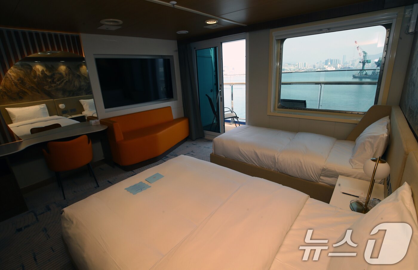본문 이미지 - 9일 부산 영도구 대선조선 영도조선소에서 &#39;팬스타 미라클호&#39; 명명식이 열린 가운데 미라클호 내 로얄 스위트 캐빈&#40;3인실&#41; 객실이 보이고 있다.  2025.4.9/뉴스1 ⓒ News1 윤일지 기자