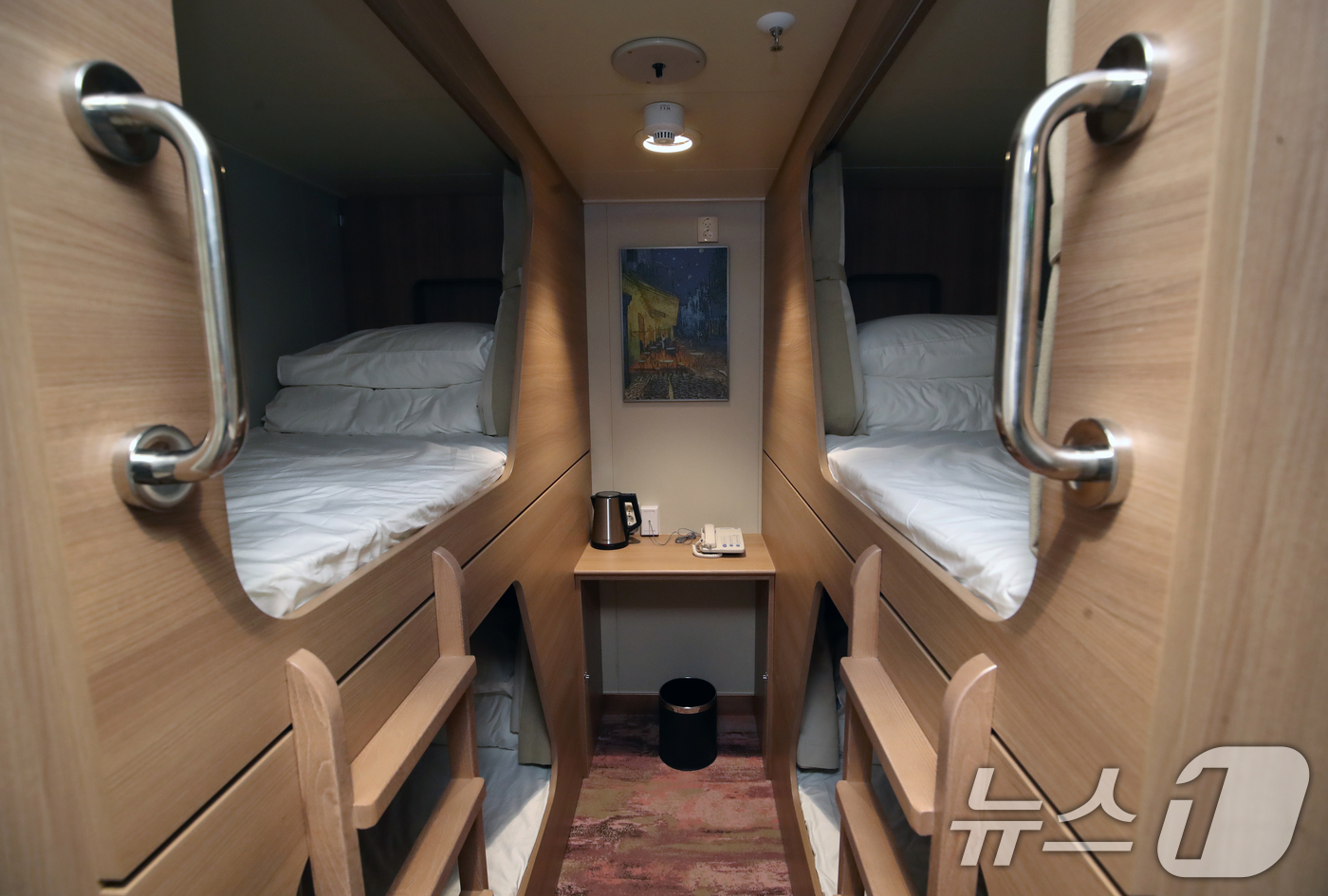 (부산=뉴스1) 윤일지 기자 = 9일 부산 영도구 대선조선 영도조선소에서 '팬스타 미라클호' 명명식이 열린 가운데 미라클호 내 인사이드 캐빈(4인실) 객실이 보이고 있다.팬스타 미 …