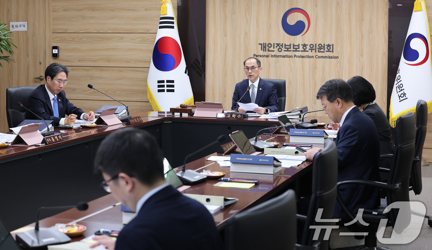(서울=뉴스1) 임세영 기자 = 고학수 개인정보보호위원회 위원장이 9일 서울 종로구 정부서울청사에서 열린 2025년 제8회 전체회의에서 모두발언을 하고 있다.  2025.4.9/뉴 …