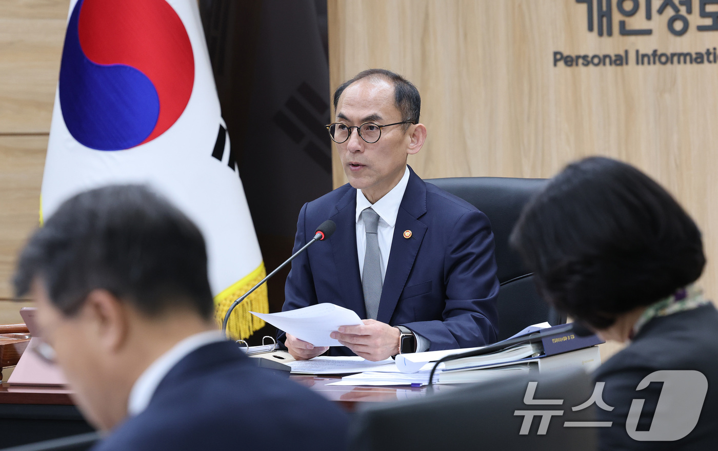 (서울=뉴스1) 임세영 기자 = 고학수 개인정보보호위원회 위원장이 9일 서울 종로구 정부서울청사에서 열린 2025년 제8회 전체회의에서 모두발언을 하고 있다.  2025.4.9/뉴 …