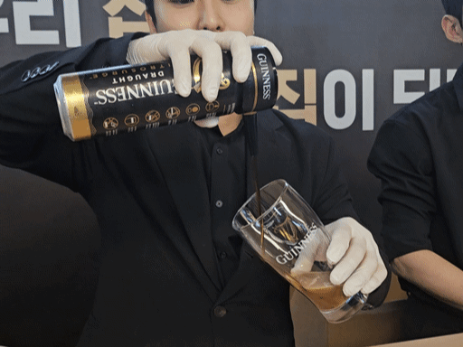 본문 이미지 - 서울 성수동 '도어투성수'에서 진행 중인 'GS25X기네스 나이트로서지' 팝업스토어에서 시연 모습.