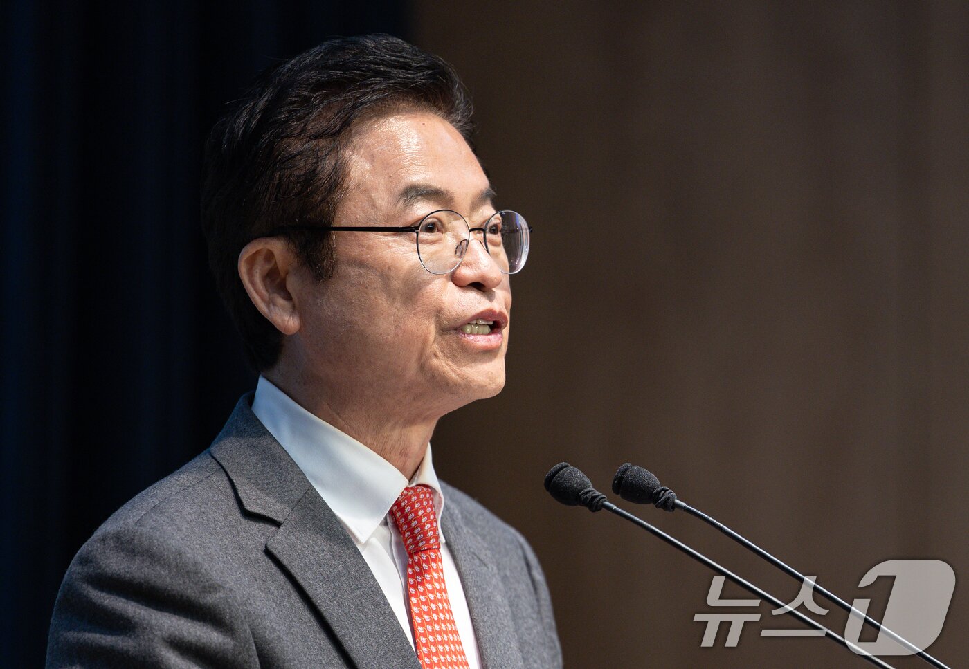 본문 이미지 - 이철우 경북지사가 9일 오후 서울 여의도 국회 소통관에서 제21대 대통령선거 출마 선언 기자회견을 하고 있다. 2025.4.9/뉴스1 ⓒ News1 이재명 기자