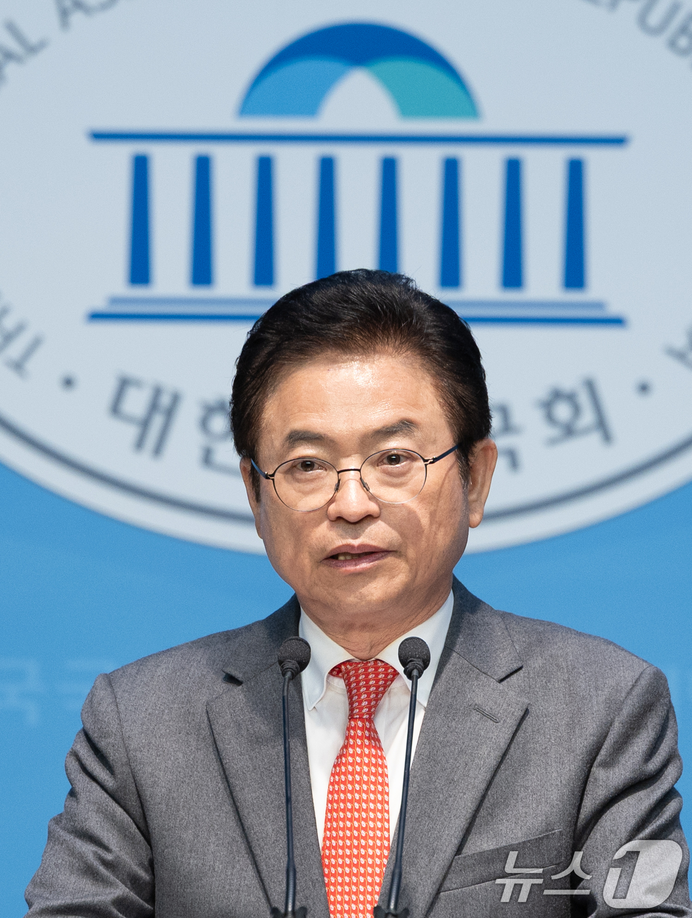 (서울=뉴스1) 이재명 기자 = 이철우 경북지사가 9일 오후 서울 여의도 국회 소통관에서 제21대 대통령선거 출마 선언 기자회견을 하고 있다. 2025.4.9/뉴스1
