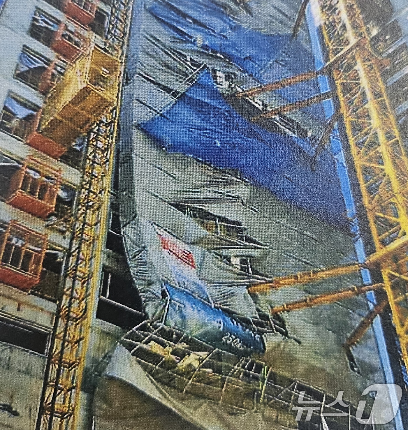 (광주=뉴스1) 이수민 기자 = 9일 광주 서구에 따르면 전날 낮 12시 37분쯤 화정동 한 아파트 신축공사장에서 가설물 휘어짐 사고가 발생했다.(광주 서구 제공. 재판매 및 DB …