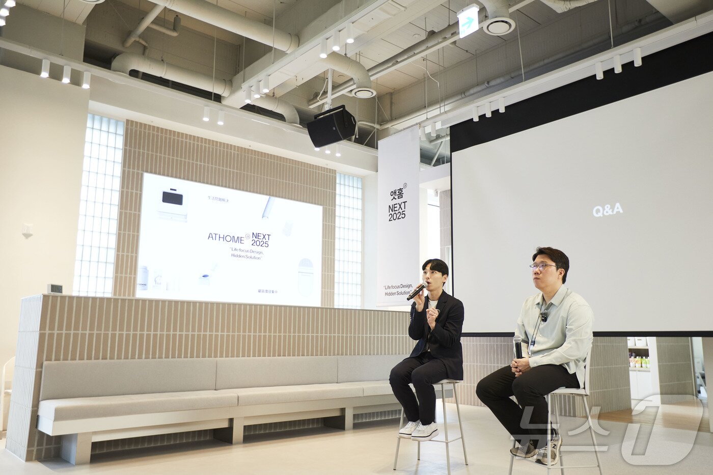 본문 이미지 - 양정호 앳홈 대표(왼쪽)와  손현욱 앳홈 최고운영책임자가 기자간담회에서 주요 제품에 대해 설명하고 있다. (앳홈 제공)