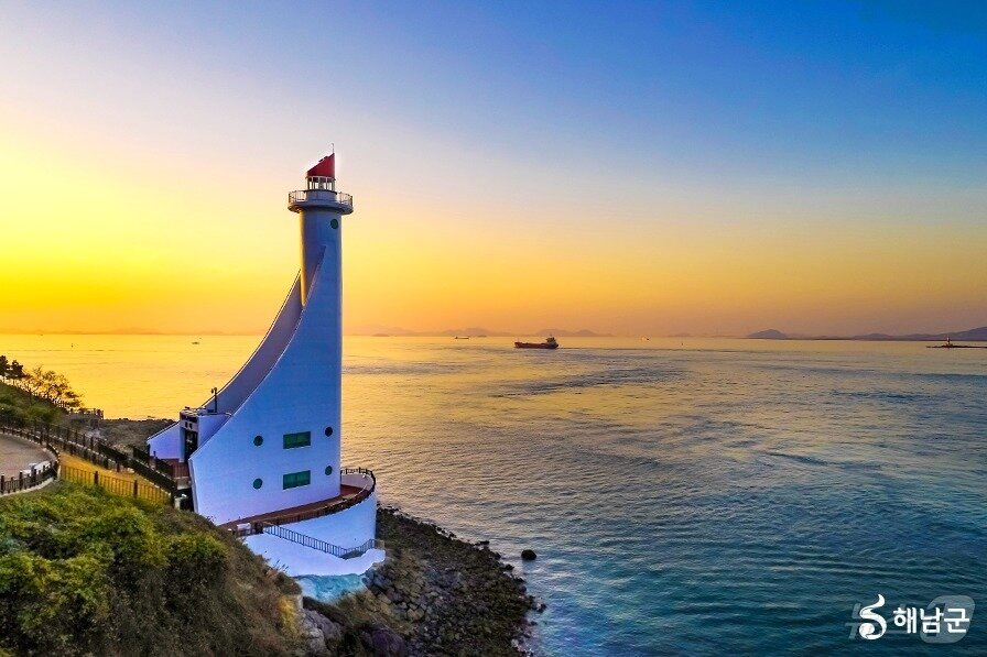 본문 이미지 - 목포구등대 &#40;해남군 제공. 재판매 및 DB금지&#41; /뉴스1DB