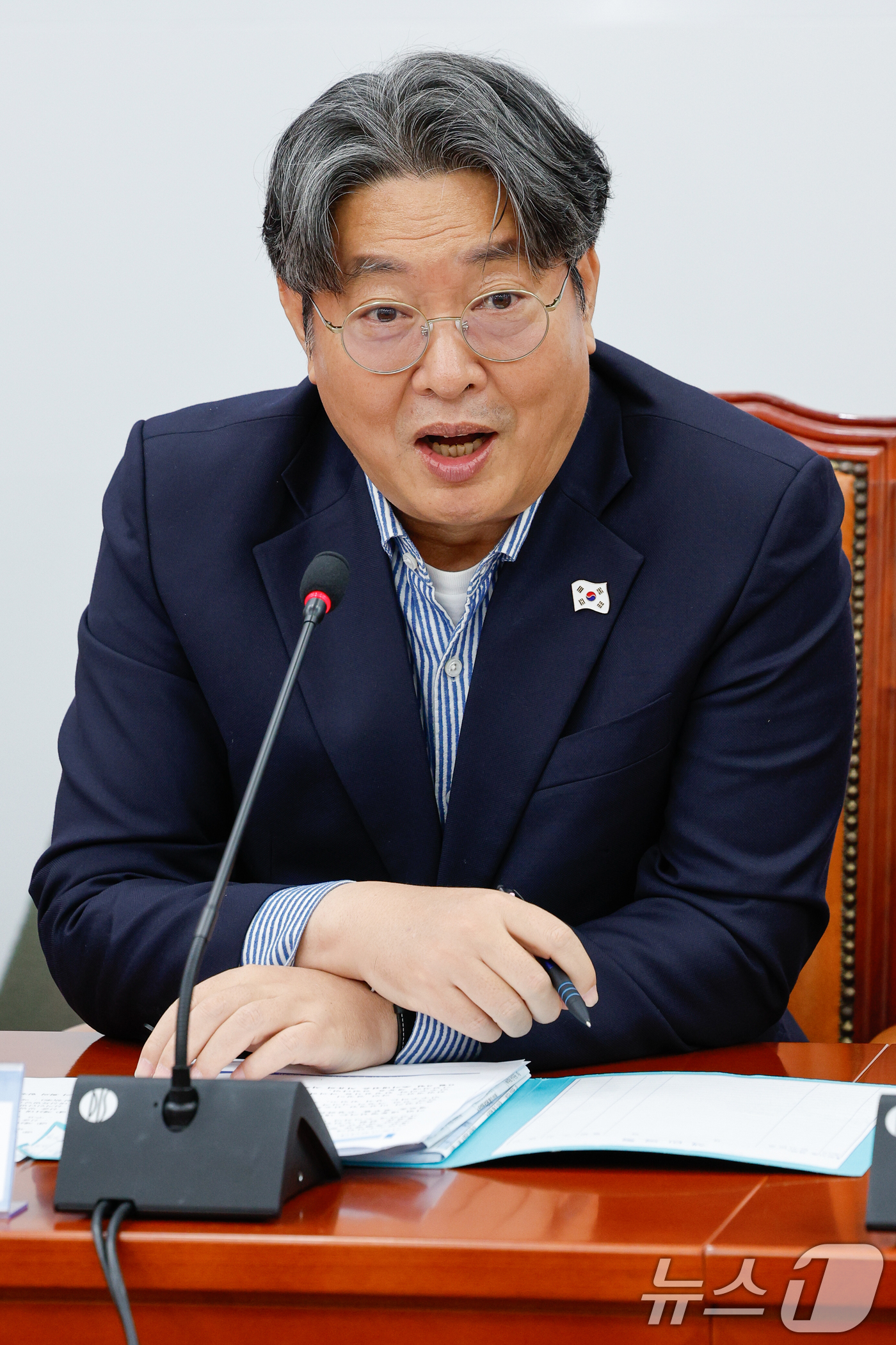 (서울=뉴스1) 안은나 기자 = 이춘석 더불어민주당 대선특별당규준비위원회 위원장이 9일 오후 서울 여의도 국회에서 열린 1차 회의에 참석해 인사말을 하고 있다. 2025.4.9/뉴 …