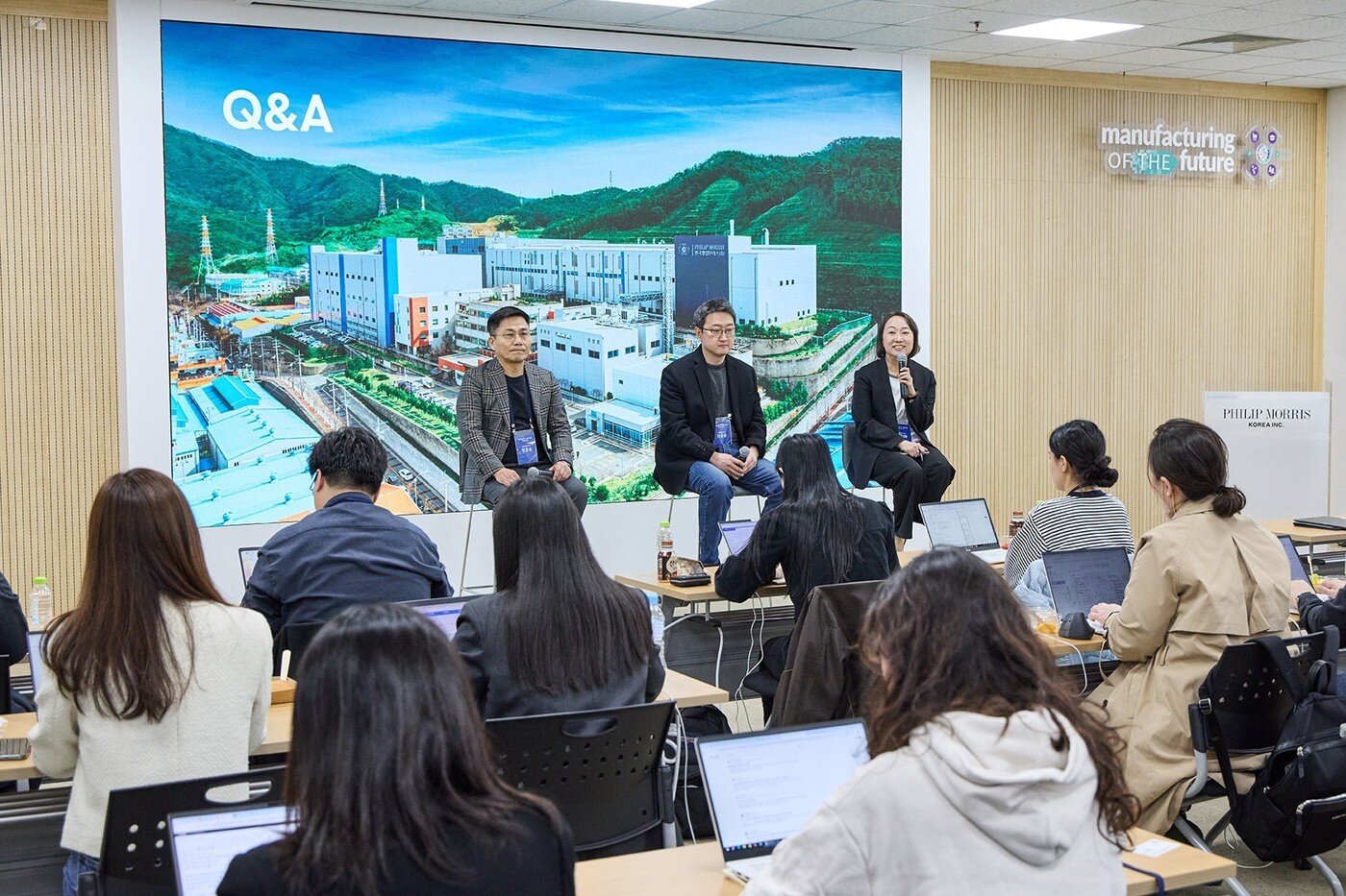 본문 이미지 - (왼쪽부터) 정창권 양산 공장 엔지니어링 부문 총괄 이사, 차용준 양산 공장 생산 부문 총괄 이사, 김기화 커뮤니케이션 총괄이 기자들의 Q&A에 답하는 모습.(한국필립모리스 제공)