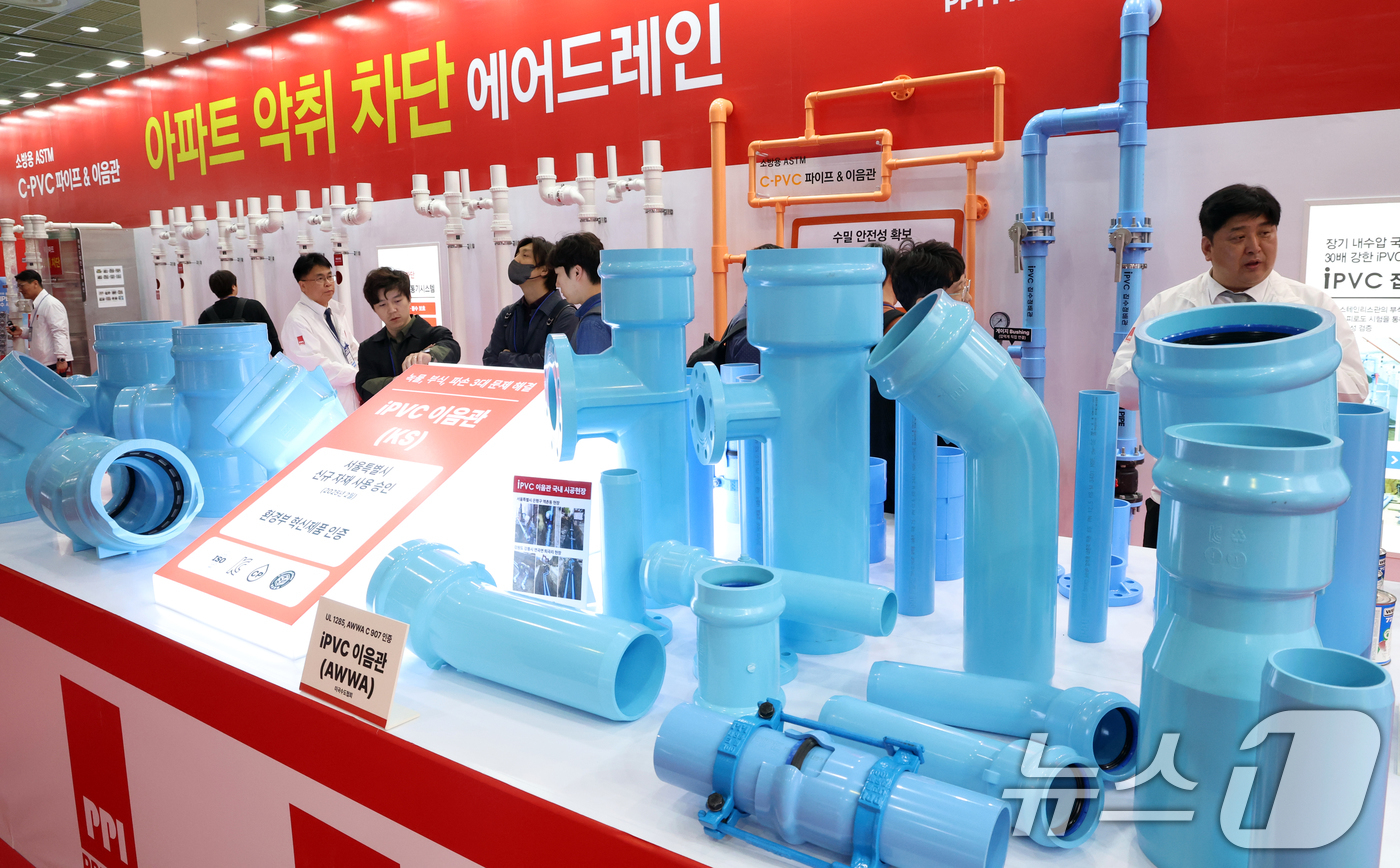 (서울=뉴스1) 김명섭 기자 = 9일 서울 강남구 코엑스에서 열린 2025 대한민국 기계설비전시회에서 관람객들이 전시물을 살펴보고 있다.올 해 10주년을 맞이하는 이번 전시는 냉난 …