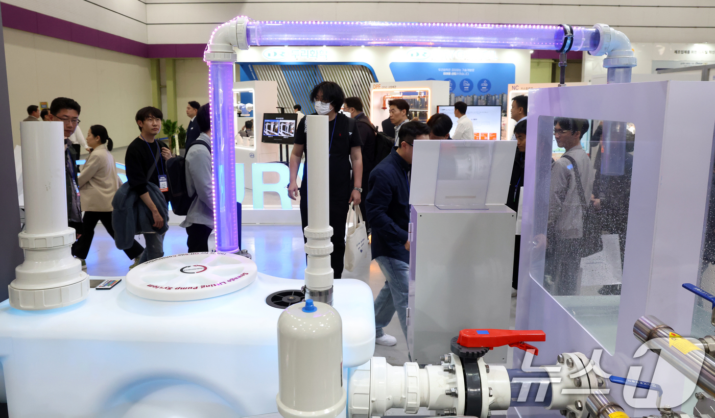 (서울=뉴스1) 김명섭 기자 = 9일 서울 강남구 코엑스에서 열린 2025 대한민국 기계설비전시회에서 관람객들이 전시물을 살펴보고 있다.올 해 10주년을 맞이하는 이번 전시는 냉난 …