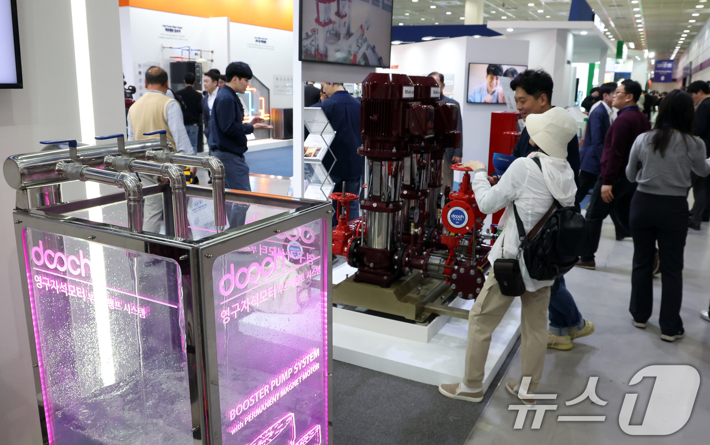 (서울=뉴스1) 김명섭 기자 = 9일 서울 강남구 코엑스에서 열린 2025 대한민국 기계설비전시회에서 관람객들이 전시물을 살펴보고 있다.올 해 10주년을 맞이하는 이번 전시는 냉난 …