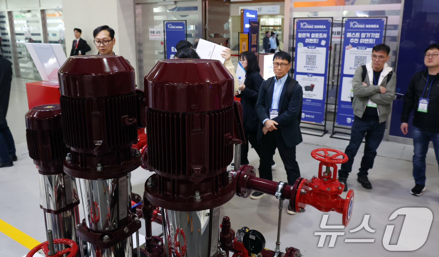 (서울=뉴스1) 김명섭 기자 = 9일 서울 강남구 코엑스에서 열린 2025 대한민국 기계설비전시회에서 관람객들이 전시물을 살펴보고 있다.올 해 10주년을 맞이하는 이번 전시는 냉난 …