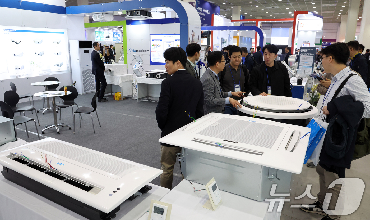 (서울=뉴스1) 김명섭 기자 = 9일 서울 강남구 코엑스에서 열린 2025 대한민국 기계설비전시회에서 관람객들이 전시물을 살펴보고 있다.올 해 10주년을 맞이하는 이번 전시는 냉난 …