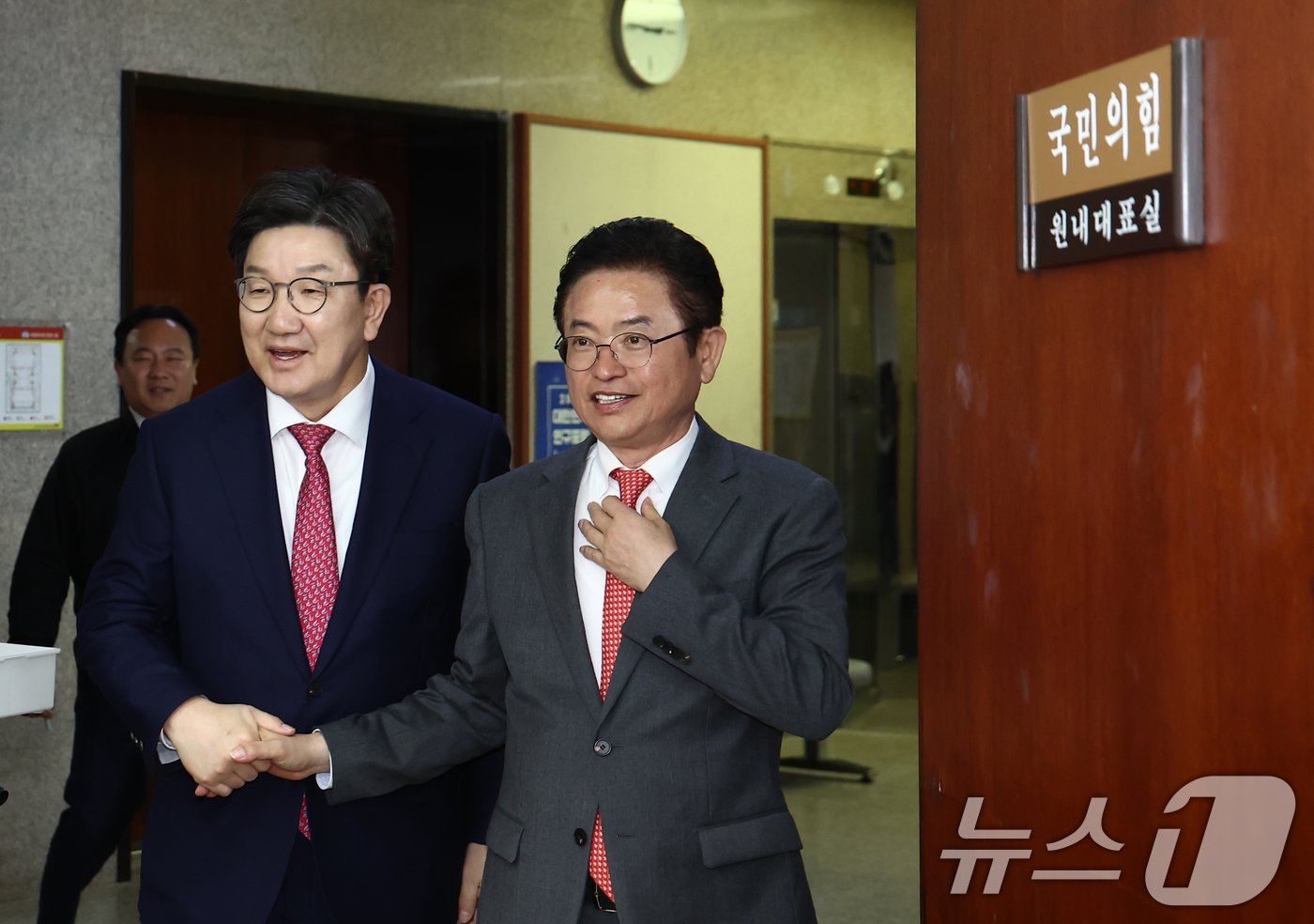 (서울=뉴스1) 김민지 기자 = 권성동 국민의힘 원내대표가 9일 서울 여의도 국회에서 대선 출마를 선언한 이철우 경북도지사과 면담하기 위해 함께 입장하고 있다.