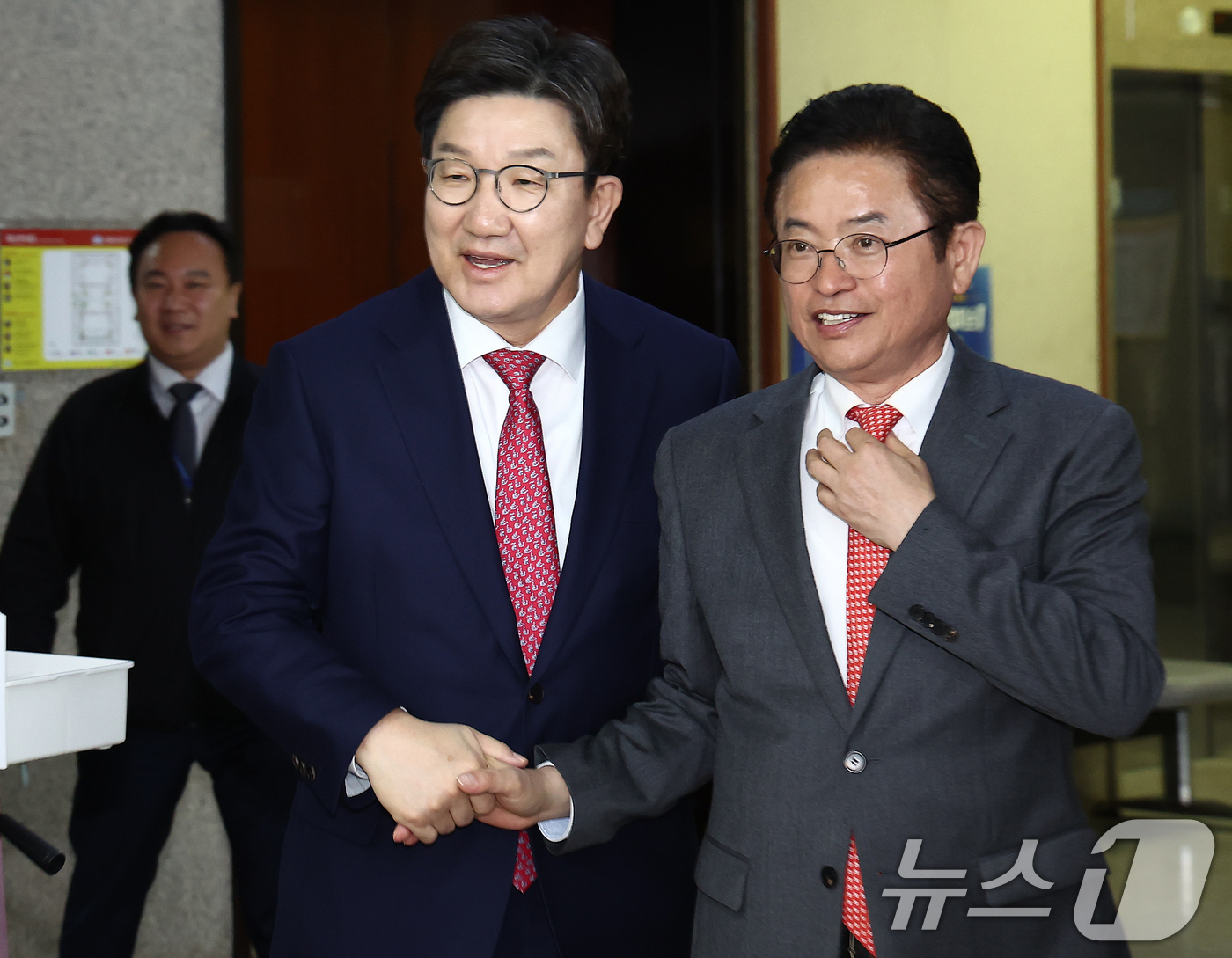 (서울=뉴스1) 김민지 기자 = 권성동 국민의힘 원내대표가 9일 서울 여의도 국회에서 대선 출마를 선언한 이철우 경북도지사를 면담하기에 앞서 인사하고 있다. 2025.4.9/뉴스1 …