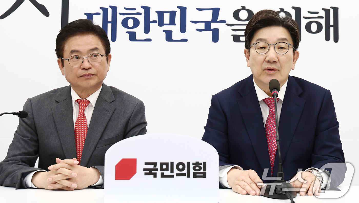 (서울=뉴스1) 김민지 기자 = 권성동 국민의힘 원내대표가 9일 서울 여의도 국회에서 대선 출마를 선언한 이철우 경북도지사를 면담하며 발언하고 있다. 2025.4.9/뉴스1