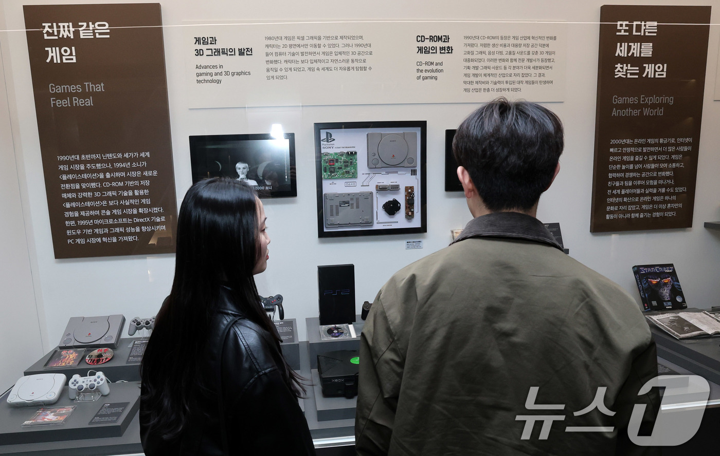 (서울=뉴스1) 박세연 기자 = 9일 서울 구로구 넷마블게임박물관을 찾은 관람객들이 전시된 콘솔 게임기를 살펴보고 있다.넷마블게임박물관은 PC게임부터 콘솔까지 게임의 역사와 국내외 …