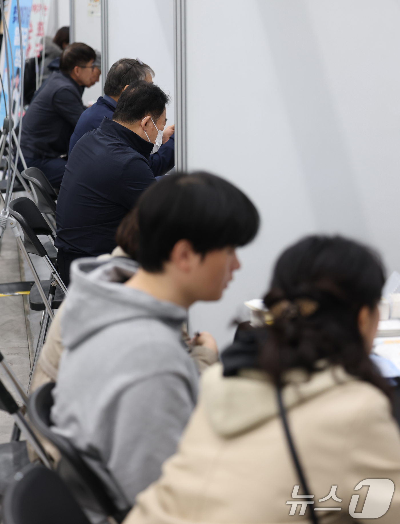 (수원=뉴스1) 김영운 기자 = 9일 오후 경기 수원시 영통구 수원컨벤션센터에서 열린 '2025 수원 일자리박람회'에서 구직자들이 면접을 보고 있다.통계청이 이날 발표한 '2025 …